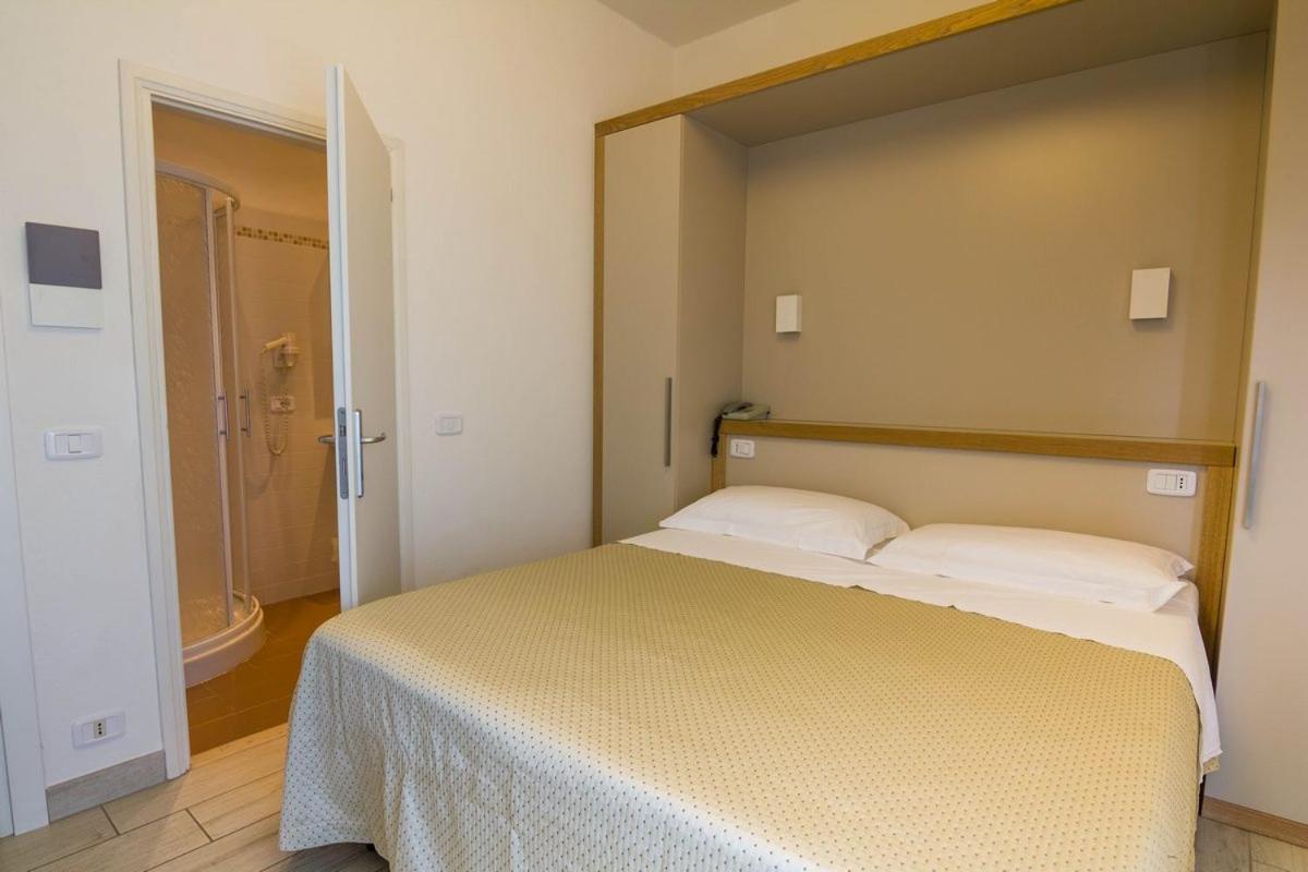Hotel Mirella Castiglione della Pescaia Cameră foto